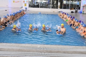 baskan-altay-saglikli-bir-gelecek-icin-8-500-ilkokul-ogrencimize-yuzme-ogretiyoruz.jpg