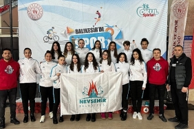 kadinlar-sutopu-1-lig-musabakalari-balikesirde-basladi.jpg