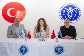 azra-kaya-profesyonel-sozlesme-imzaladi.jpg