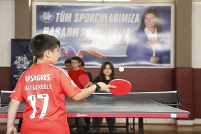 baskan-cercioglu-minik-sporcularin-yaninda.jpg