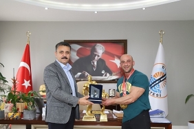 dikili-belediyesinin-gururu-yilmaz-acar-basaridan-basariya-kosmaya-devam-ediyor.jpg
