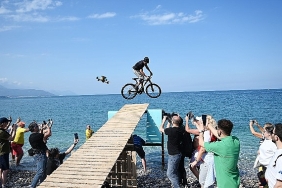 gokyuzunden-denize-pedal-cevirdiler.jpg