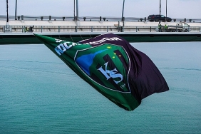 kocaelispor-bayragi-osmangazi-koprusune-asildi-o-is-tamam.jpg