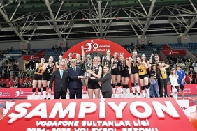 van-ryk-odulunu-vodafone-turkiye-icra-kurulu-baskan-yardimcisi-meltem-bakiler-sahinin-elinden-aldi.jpg
