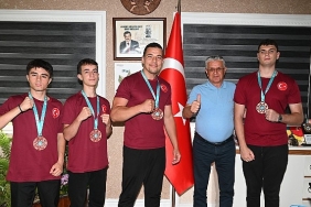 basarilarini-baskan-topaloglu-ile-paylastilar.jpg
