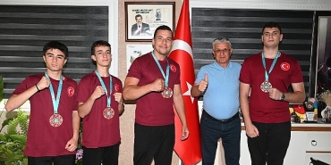 basarilarini-baskan-topaloglu-ile-paylastilar.jpg