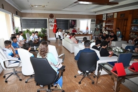 futbolcu-ve-velilerden-baskan-topalogluna-tesekkur-ziyareti.jpg