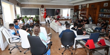 futbolcu-ve-velilerden-baskan-topalogluna-tesekkur-ziyareti.jpg