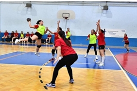 izmir-buyuksehir-belediyesi-spor-kulubu-hentbol-takimlariyla-parliyor.jpg