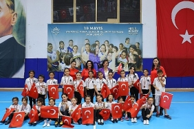 karabaglar-belediyesi-spor-okulu-ogrencileri-19-mayis-spor-senliginde-bulustu.jpg