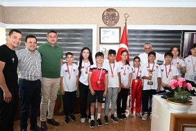 kick-boks-sporculari-basarilarini-baskan-topaloglu-ile-paylasti.jpg