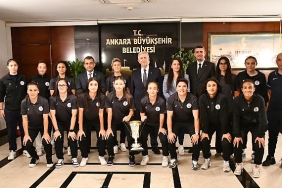 kupa-mansur-baskanin-ellerinde.jpg
