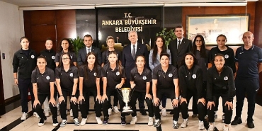 kupa-mansur-baskanin-ellerinde.jpg