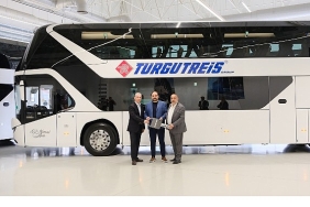 man-turkiyedeki-ilk-cift-katli-otobus-teslimatini-turgutreis-group-turizme-yapti.jpg