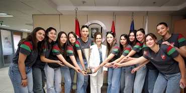 voleybol-ve-yuzmede-karsiyaka-ruzgari-esti.jpg