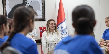 baskan-mutlu-sampiyon-kizlari-agirladi-sizinle-gurur-duyuyoruz.jpg