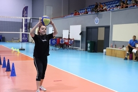 baskan-cercioglu-minik-sporculari-voleybolla-bulusturuyor.jpg