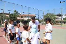 dikilide-cocuklar-tenis-ile-bulusuyor.jpg