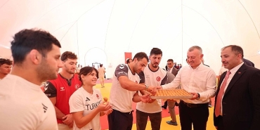 emre-yazganin-adi-bu-salonda-yasatiliyor.jpg