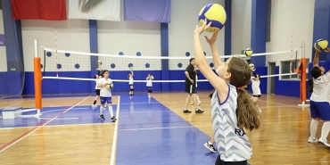 ibb-spor-okullari-yaz-doneminde-de-on-binlerce-cocugu-sporla-bulusturuyor.jpg