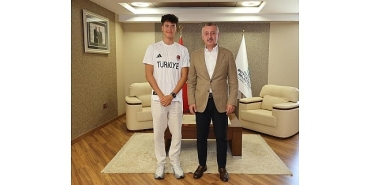 baskan-buyukakin-izmitli-sampiyonu-kutladi.jpg