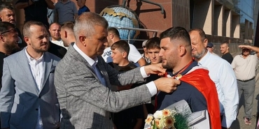 golcuk-belediyesi-baspehlivanina-kutlama.jpg