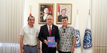 prof-dr-apaydinin-yeni-kitabi-burun-cerrahisinde-referans-niteligi-tasiyor.jpg