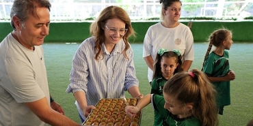 abis-minik-sporcular-ve-anneleriyle-sahada-bulustu.jpg