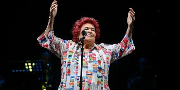 cim-konserlerinde-selda-bagcan-ruzgari-esti.jpg