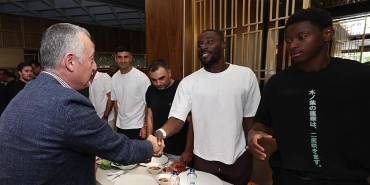 vali-aktas-ile-baskan-buyukakindan-besiktas-maci-oncesi-kocaelispora-moral.jpg