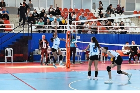 kemer-belediye-voleybolculari-buyuk-alkis-topladi.jpg