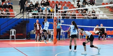 kemer-belediye-voleybolculari-buyuk-alkis-topladi.jpg