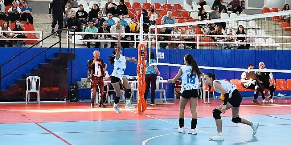 Kemer Belediye voleybolcuları büyük alkış topladı