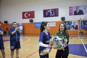 cesme-belediyesi-birimler-arasi-voleybol-turnuvasi-coskuyla-tamamlandi.jpg