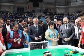 baskan-buyukakin-robot-yarismasina-katildi-kocaelisporlu-futbolcularla-mac-yapti.jpg