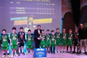 ilkokullar-arasi-futbol-turnuvasinda-kupa-toreni-yapildi.jpg