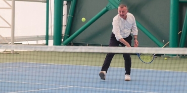 Büyükakın mesajını bu kez tenis kortundan verdi: 'Kocaeli’de herkes, her sporu yapabiliyor'
